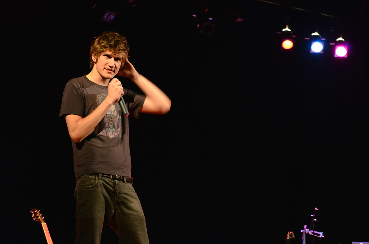 Bo Burnham on stage in Pittsburgh 2012, oo look, orange, blu & pink lights!